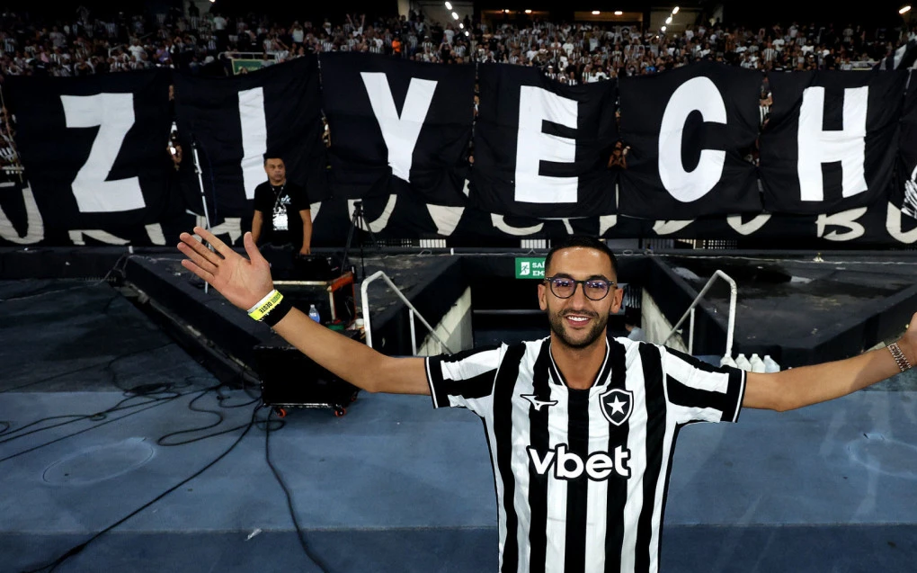 Hakim Ziyech acenando e cumprimentando torcedores do Botafogo no estádio Nilton Santos