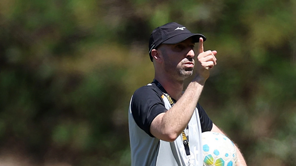Bellão orientando jogadores do Botafogo durante treino