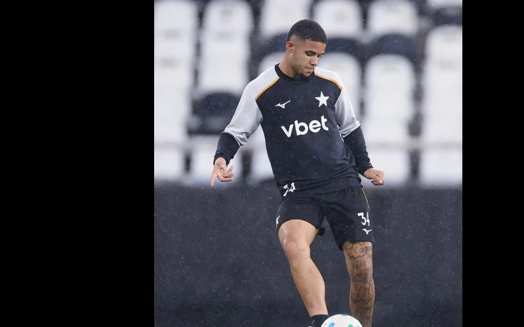 Justino em treino do Botafogo no estádio Nilton Santos