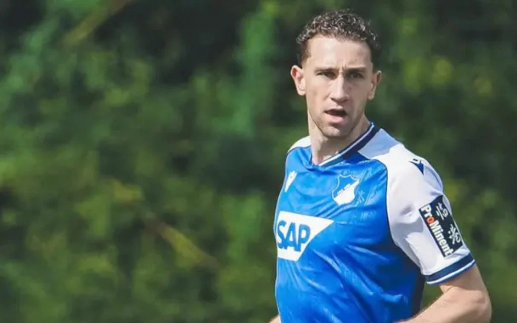 Arthur Chaves disputando bola com adversário pelo Hoffenheim em jogo