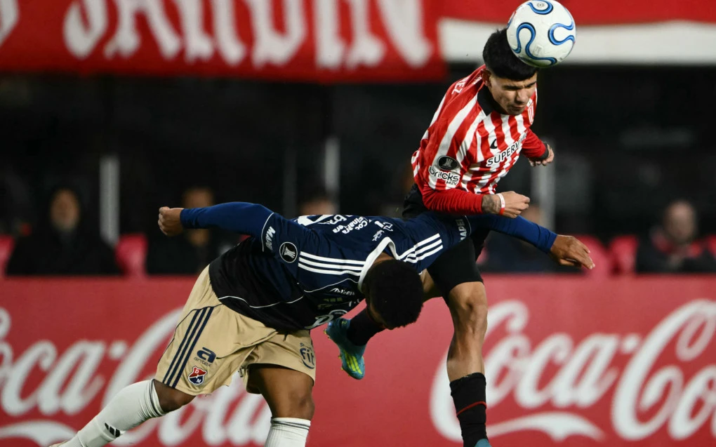 Fabricio Pérez em ação com a camisa do Estudiantes em jogo