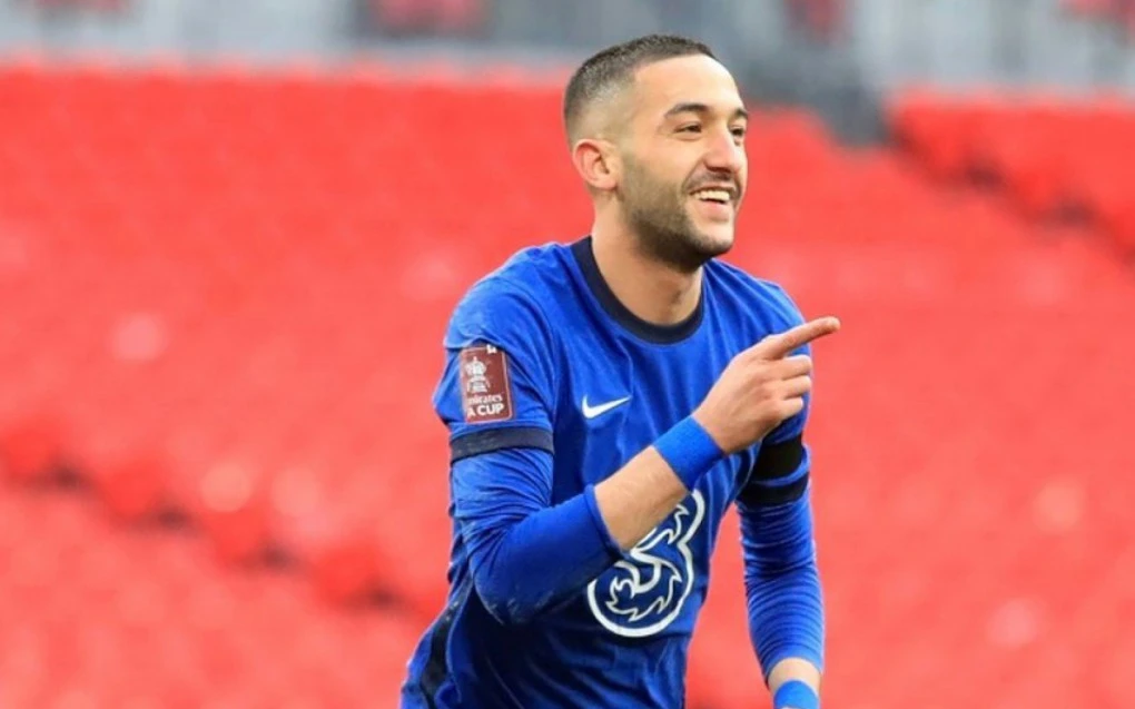 Hakim Ziyech disputando bola com a camisa do Chelsea