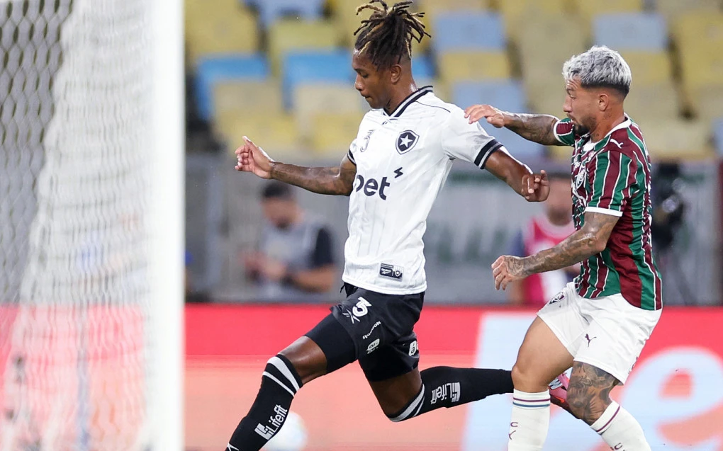 Ythallo em ação com a camisa do Botafogo disputando bola