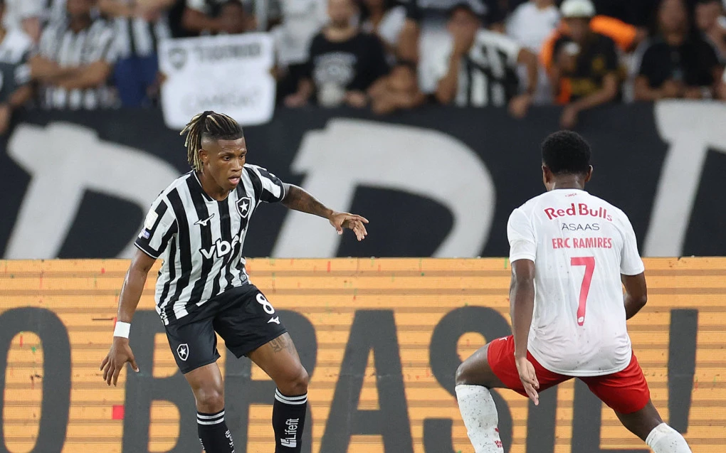 Danilo em ação pelo Botafogo durante a partida
