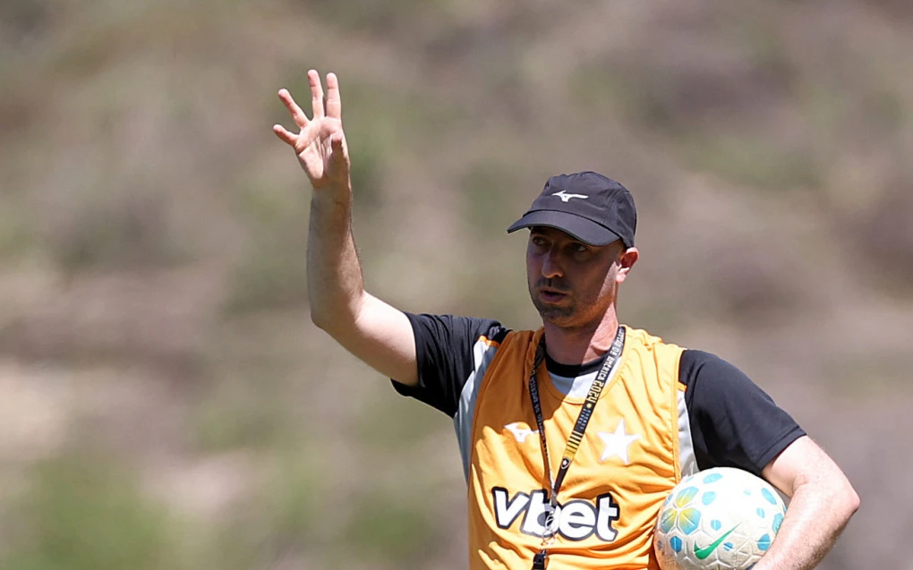 Treinador Rodrigo Bellão orienta jogadores do Botafogo durante treino no campo