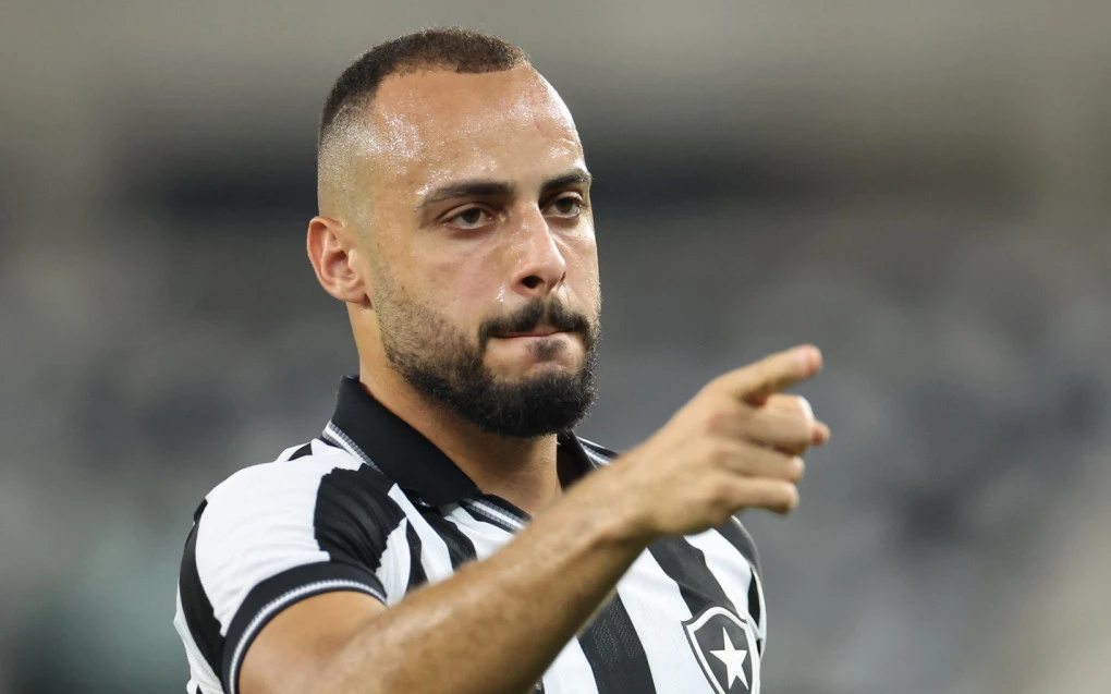 Arthur Cabral comemorando gol vestindo a camisa do Botafogo no estádio