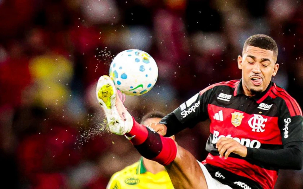 Samuel Lino reclamando do gramado do Maracanã