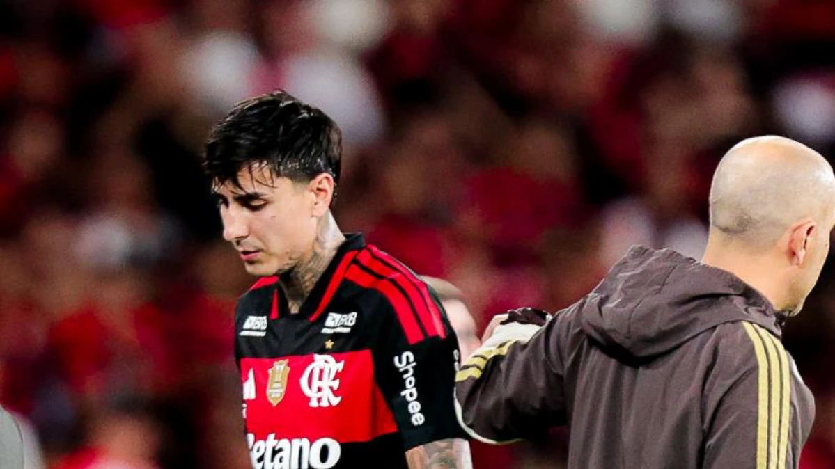 Pulgar deixando o campo com mão na coxa esquerda, jogador do Flamengo