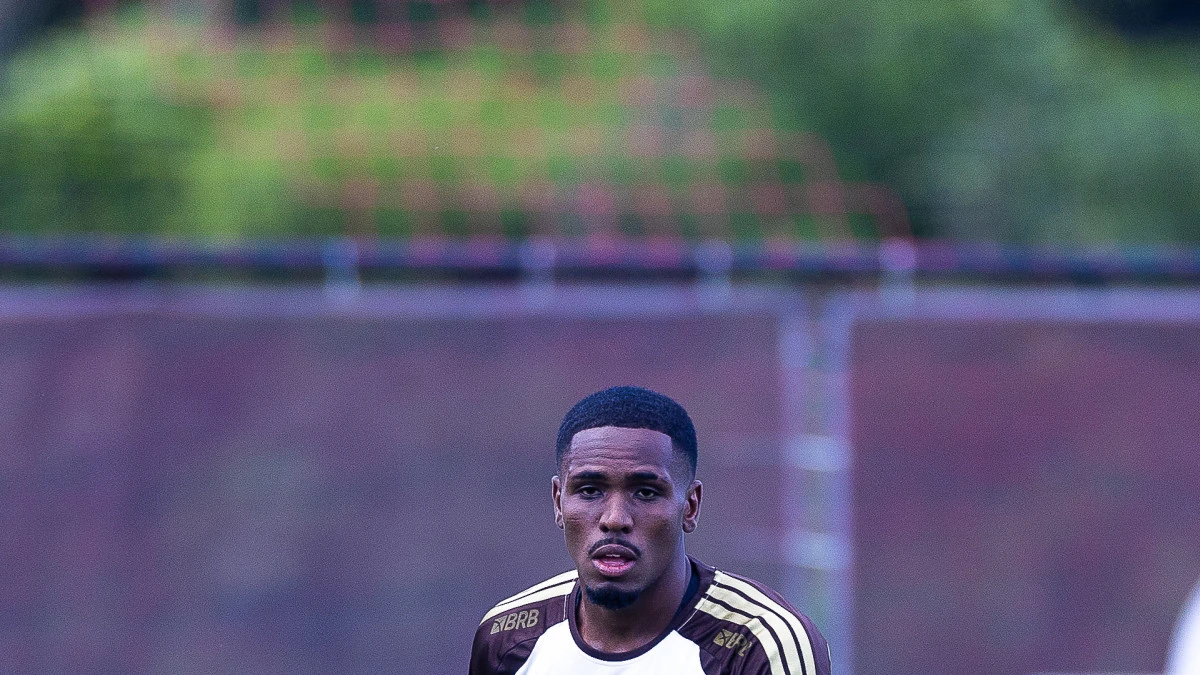 Evertton Araújo em treino com o time do Flamengo, vestindo camisa de treino