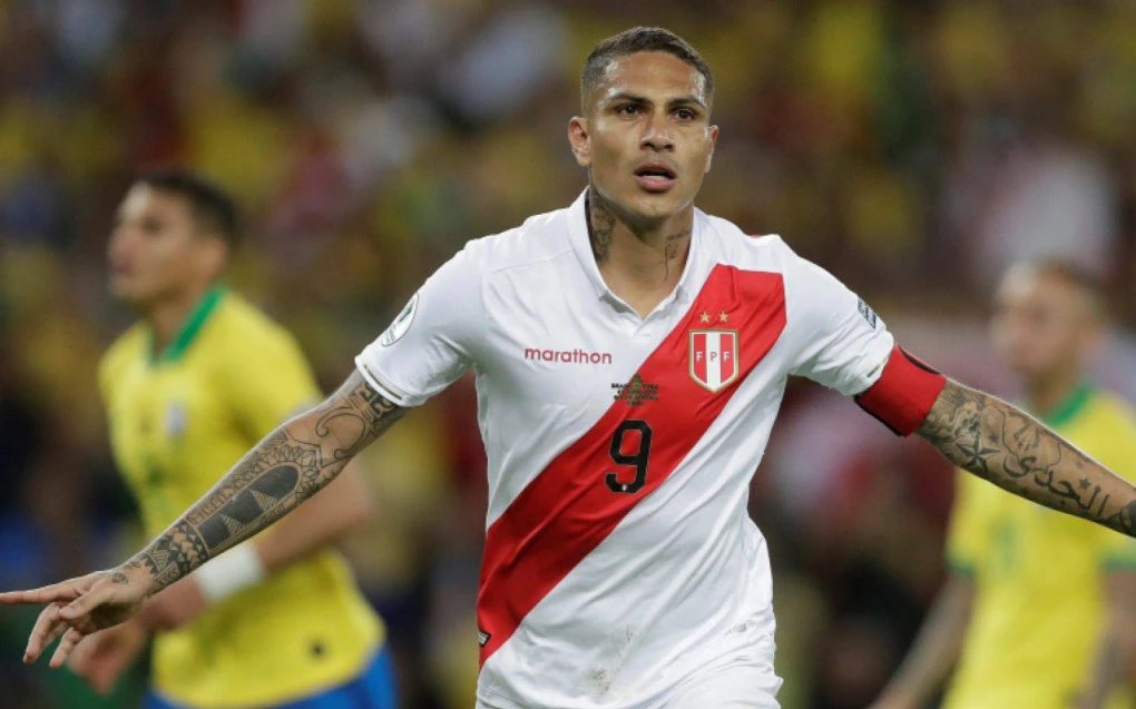 Paolo Guerrero em ação pela seleção do Peru, foto do jogador em campo
