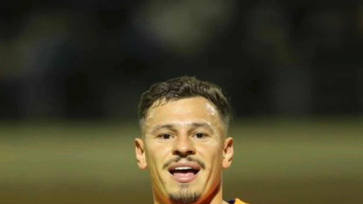 Hugo Moura em ação com a camisa do Al‑Fayha