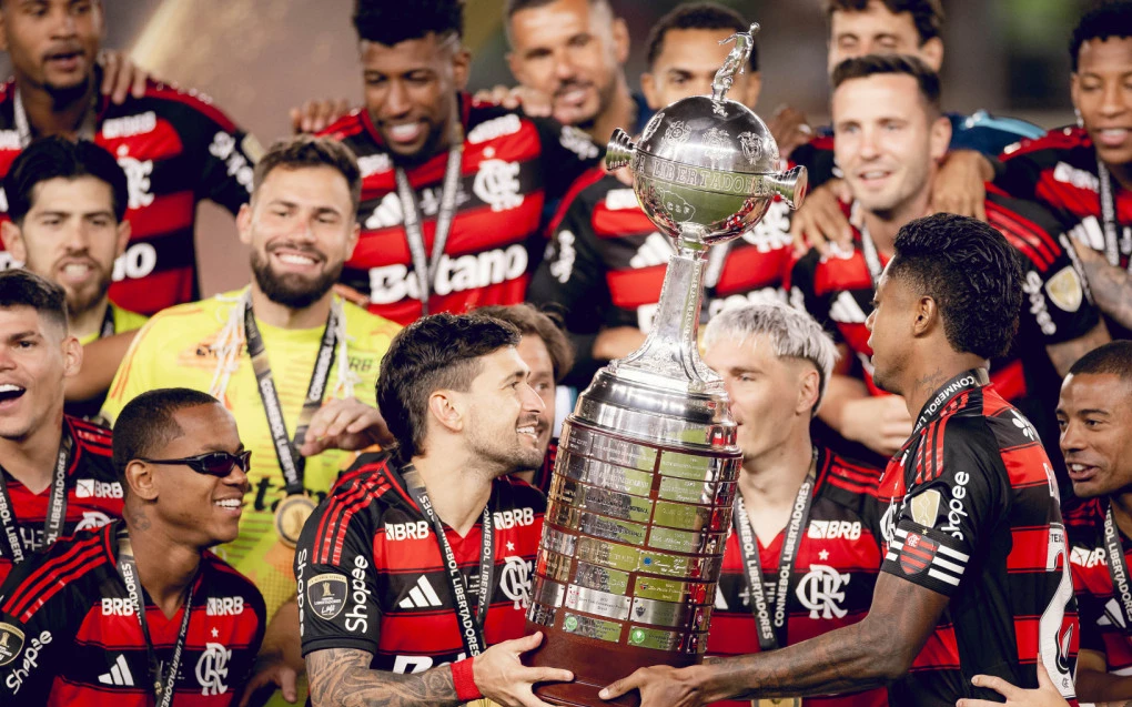 Jogadores do Flamengo comemorando o título da Libertadores de 2025 no vestiário