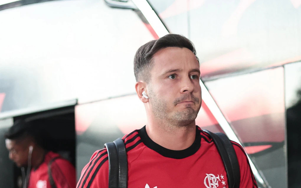 Saúl, meio-campista do Flamengo, com bola no pé durante treino com camisa rubro-negra