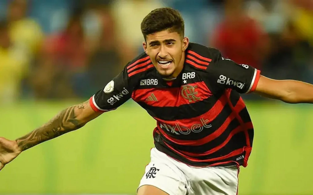 Guilherme Gomes em ação com a camisa do Flamengo disputando a bola