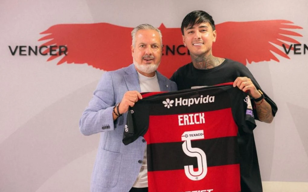 Pulgar vestindo o uniforme do Flamengo em treino, com foco no meio-campo