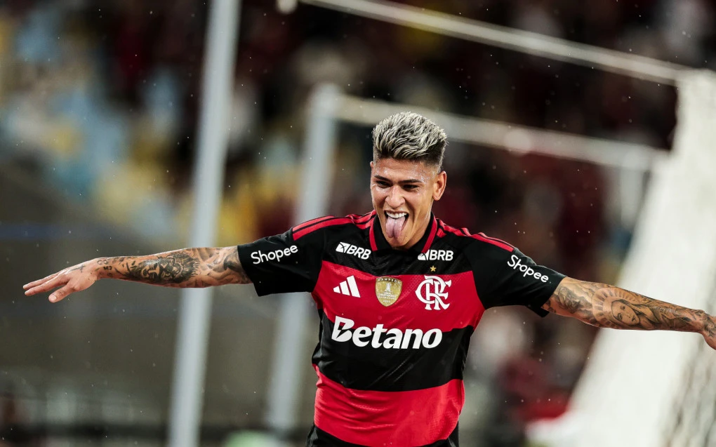 Jorge Carrascal comemorando gol vestindo o uniforme do Flamengo