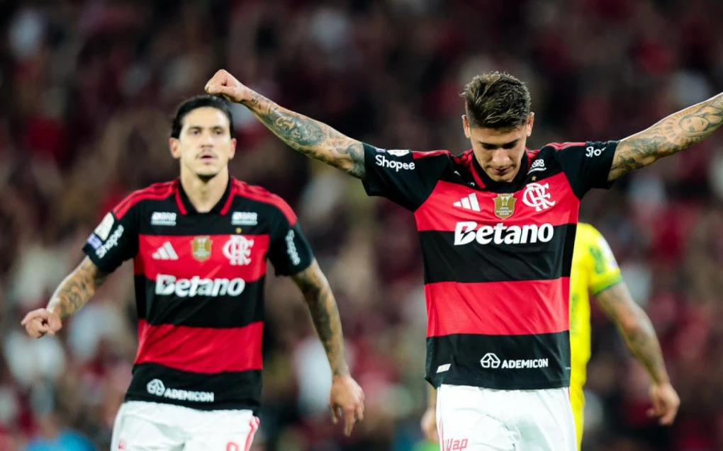 Jorge Carrascal celebrando gol pelo Flamengo