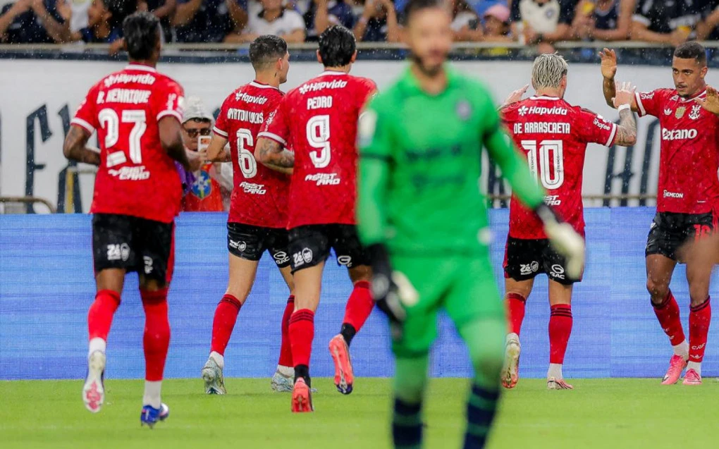 Jogadores do Flamengo comemoram gol no Mangueirão contra o Remo