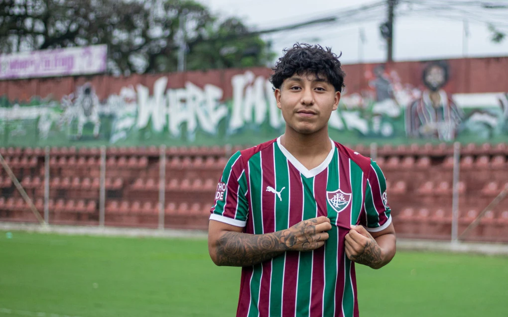 Stiven Jimenez com a camisa do Fluminense em apresentação oficial do sub-20