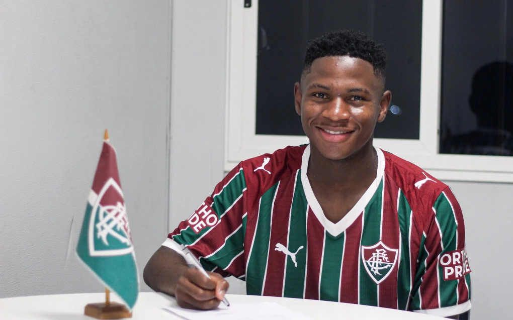 Kgomotso Madiba durante apresentação com a camisa do Fluminense