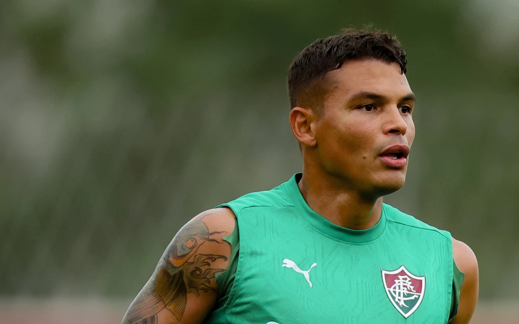 Thiago Silva em campo com uniforme tricolor do Fluminense