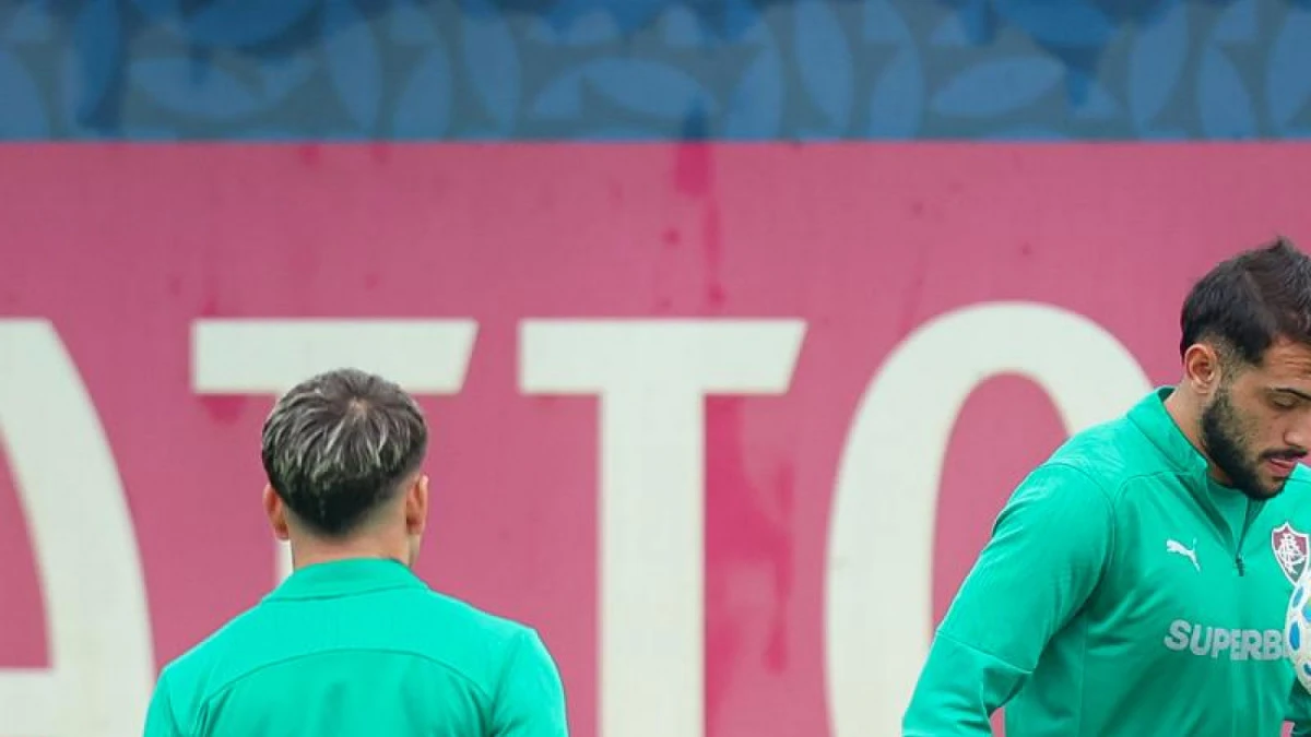 Freytes durante treino do Fluminense ao lado de companheiro