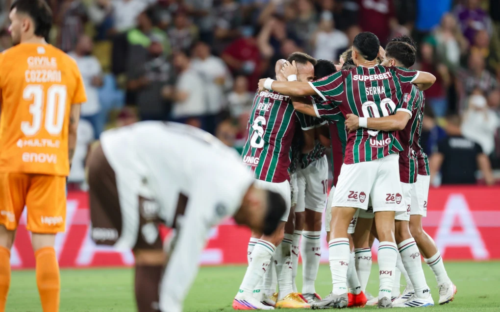 Jogadores do Fluminense comemorando gol durante a partida contra o Platense
