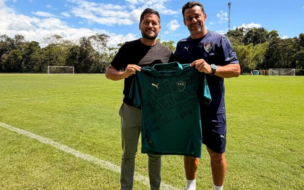 Fred e Lucas Andrade posam com a camisa do Fluminense