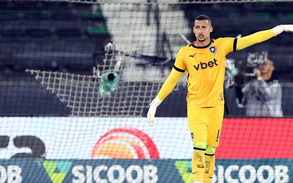 Gabriel Batista em roupa de goleiro do Botafogo durante partida, expressão concentrada