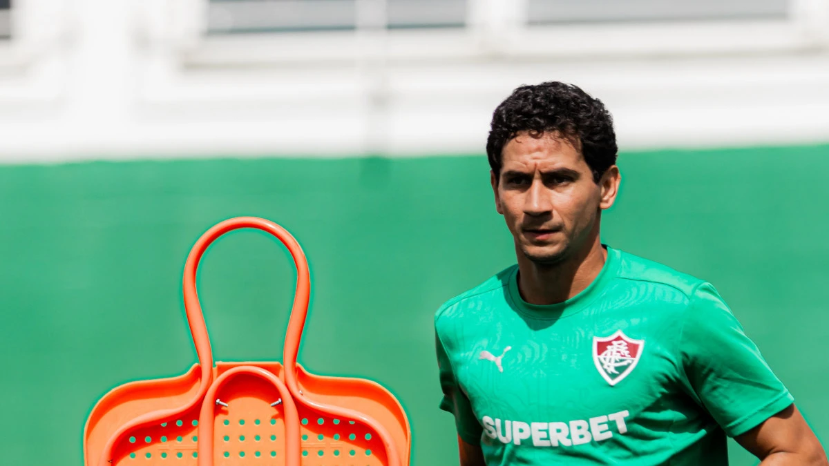 Paulo Henrique Ganso durante treino do Fluminense, tocando a bola com concentração