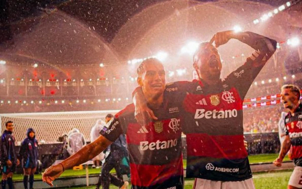 Joaquín Freitas comemora gol ao lado de Bruno Henrique no Maracanã