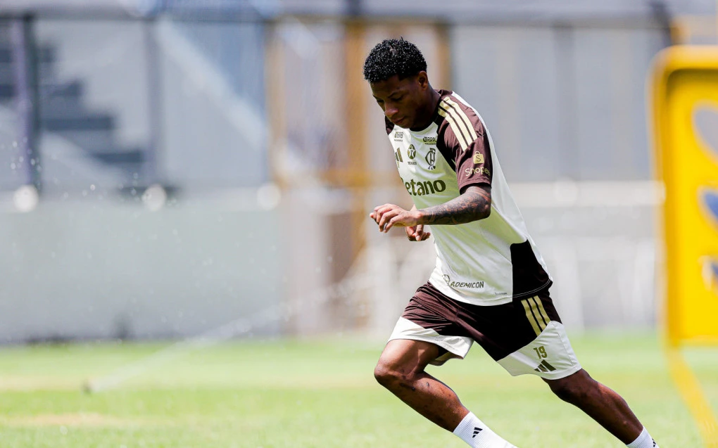 Gonzalo Plata treinando com a camisa do Flamengo no Ninho do Urubu