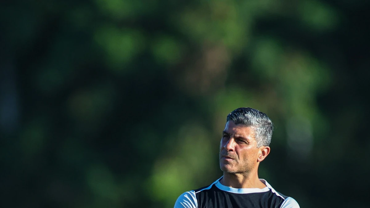 Pedro Emanuel em treino pelo Vasco olhando para o campo