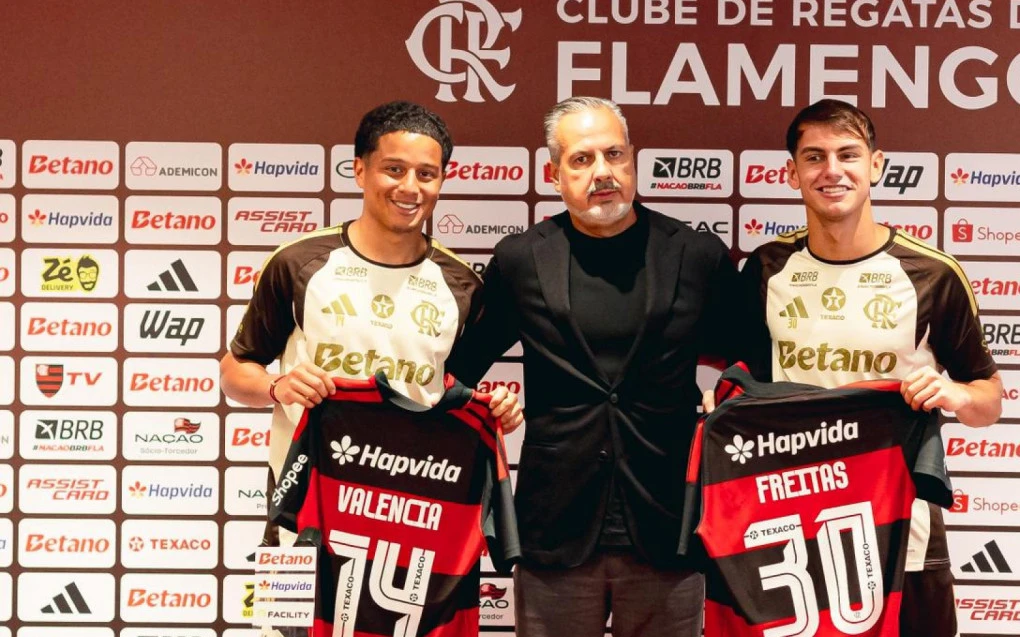 Anthony Valencia, José Boto e Joaquín Freitas durante apresentação no Flamengo