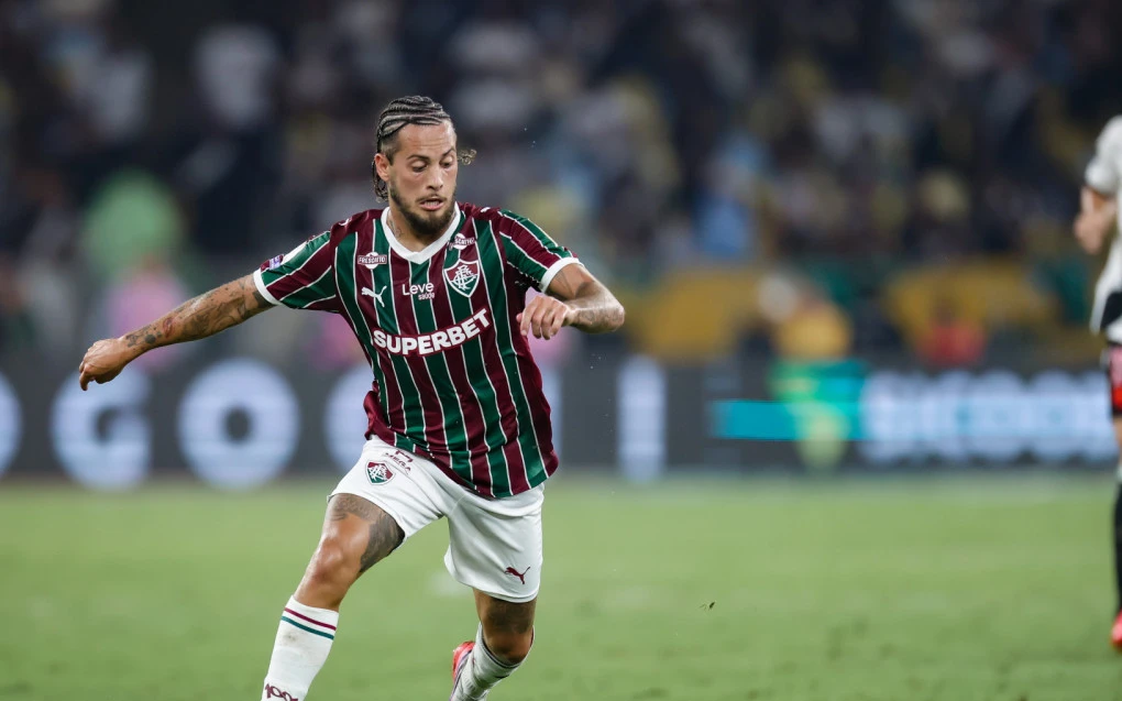 Guga (lateral-direito do Fluminense) em disputa de bola no clássico contra o Vasco