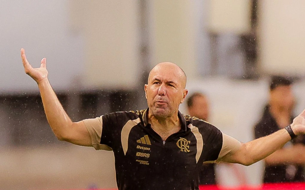 Leonardo Jardim observando o campo durante a partida