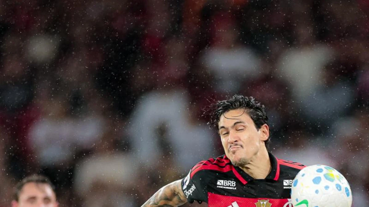 Pedro em disputa com zagueiro e tentando o gol de peito contra o Corinthians