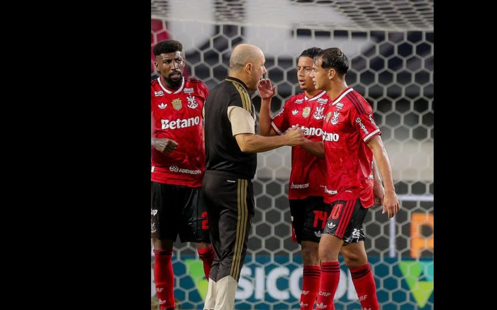 Anthony Valencia e Joaquín Freitas conversam com Leonardo Jardim após a partida