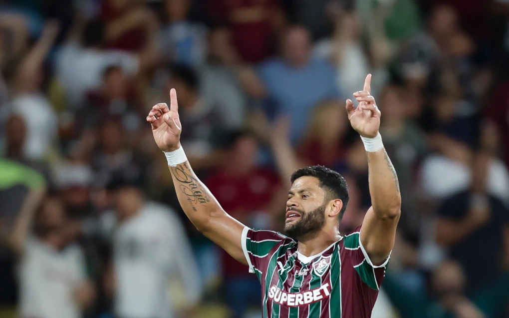 Hulk agradecendo ao público com a camisa do Fluminense