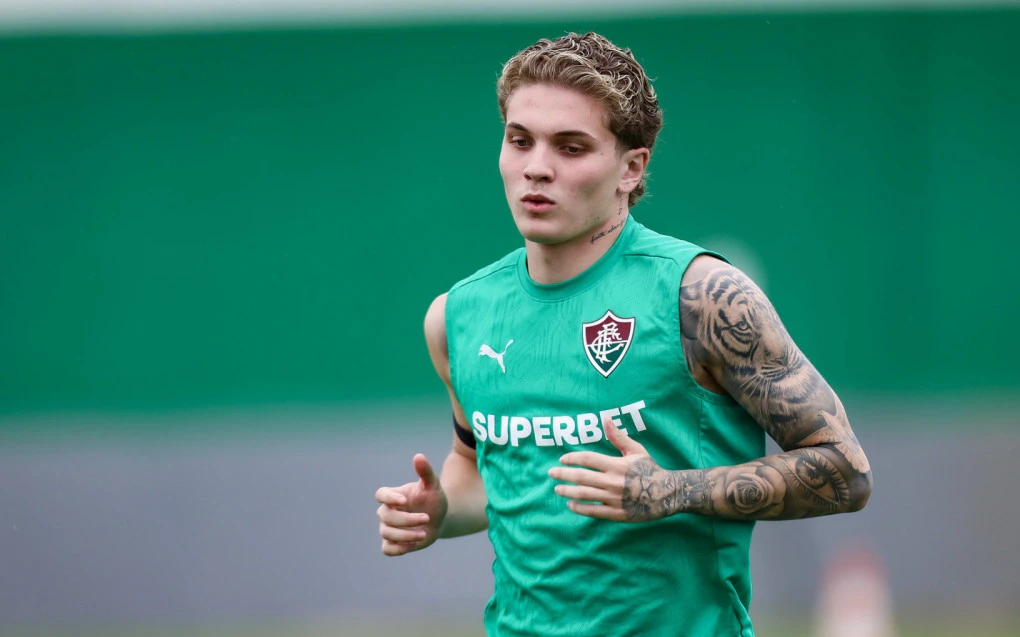 Léo Jance em treino no CT Carlos Castilho com camisa do Fluminense