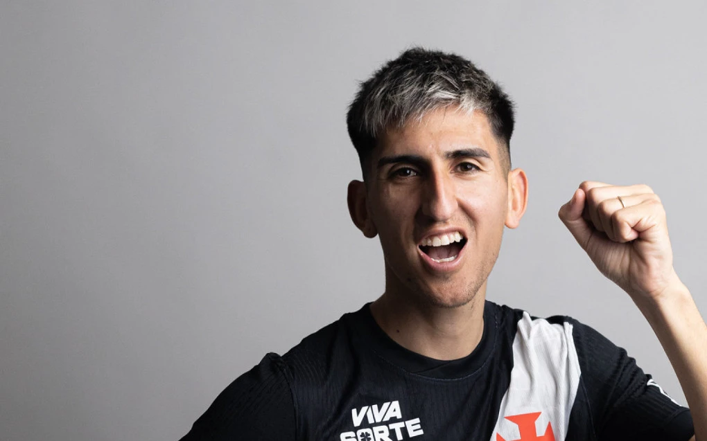 Lescano assinando contrato e vestindo a camisa do Vasco durante apresentação