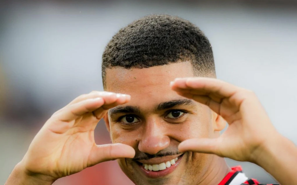 Samuel Lino comemorando gol do Flamengo no Mangueirão