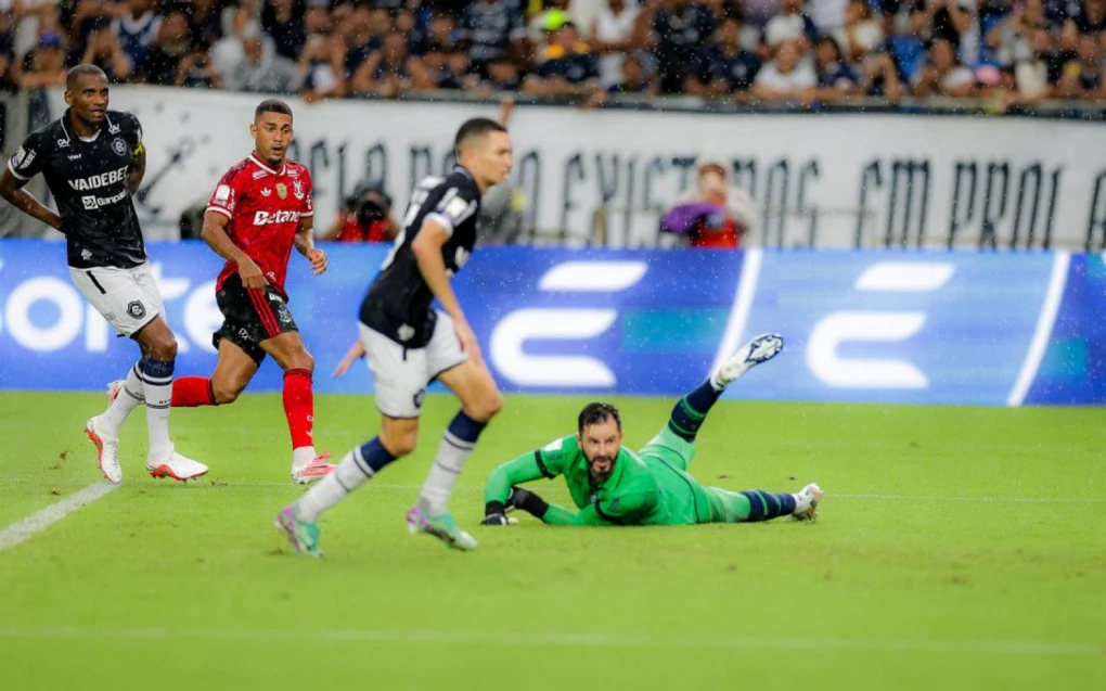 Samuel Lino comemorando gol com a camisa do Flamengo