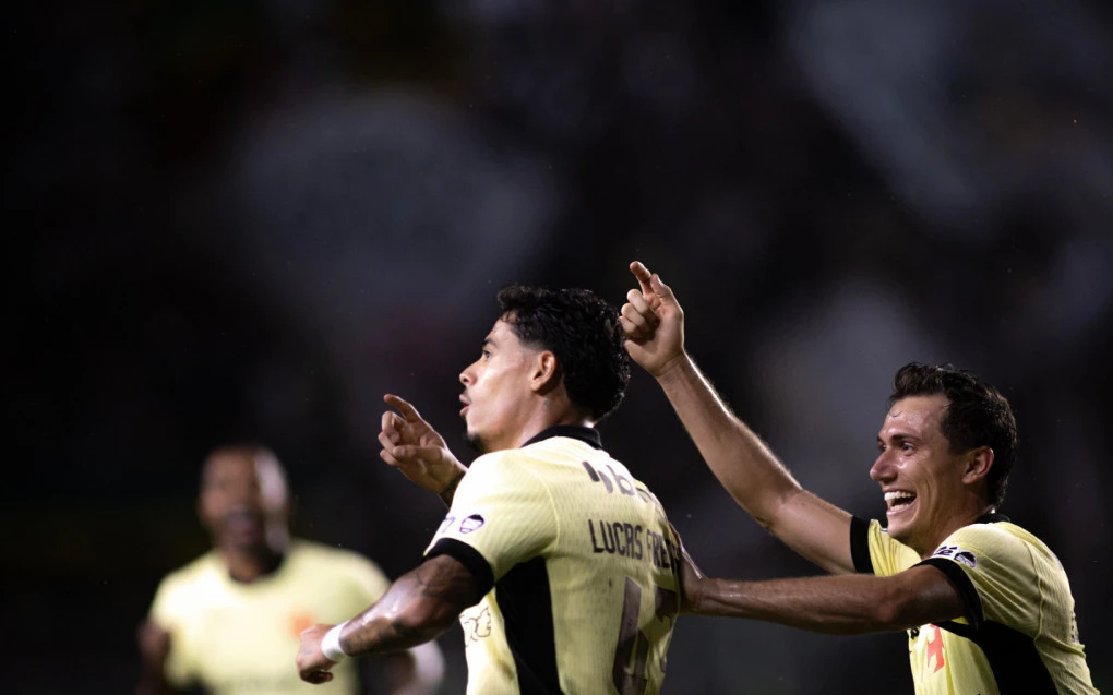 Lucas Piton levantando o braço após dar assistência em São Januário