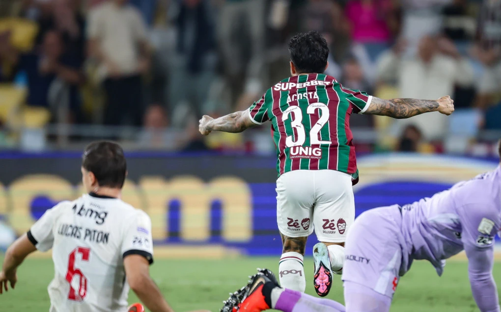 Lucho Acosta comemorando gol com camisa do Fluminense, braços abertos