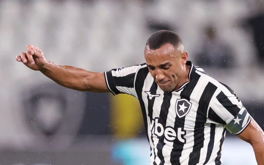 Marçal, capitão do Botafogo, com a braçadeira no braço e expressão determinada