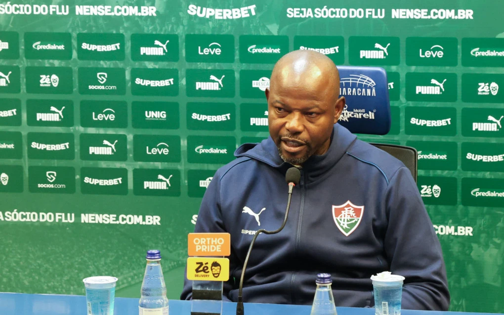 Marcão em entrevista coletiva após o triunfo sobre o Vasco, falando aos microfones