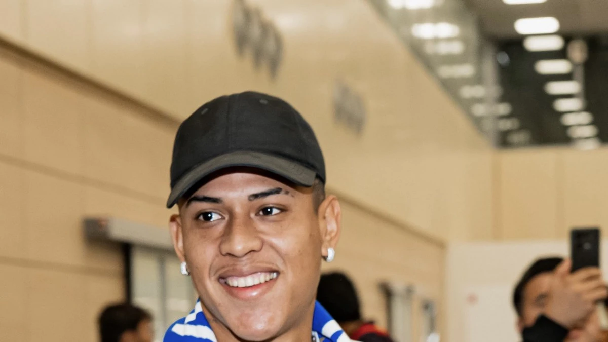 Matheus Martins desembarcando e sendo recebido na chegada à Rússia