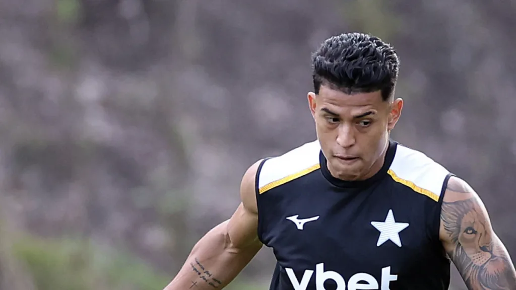 Matheus Martins pode deixar o Botafogo após sondagem de clube árabe