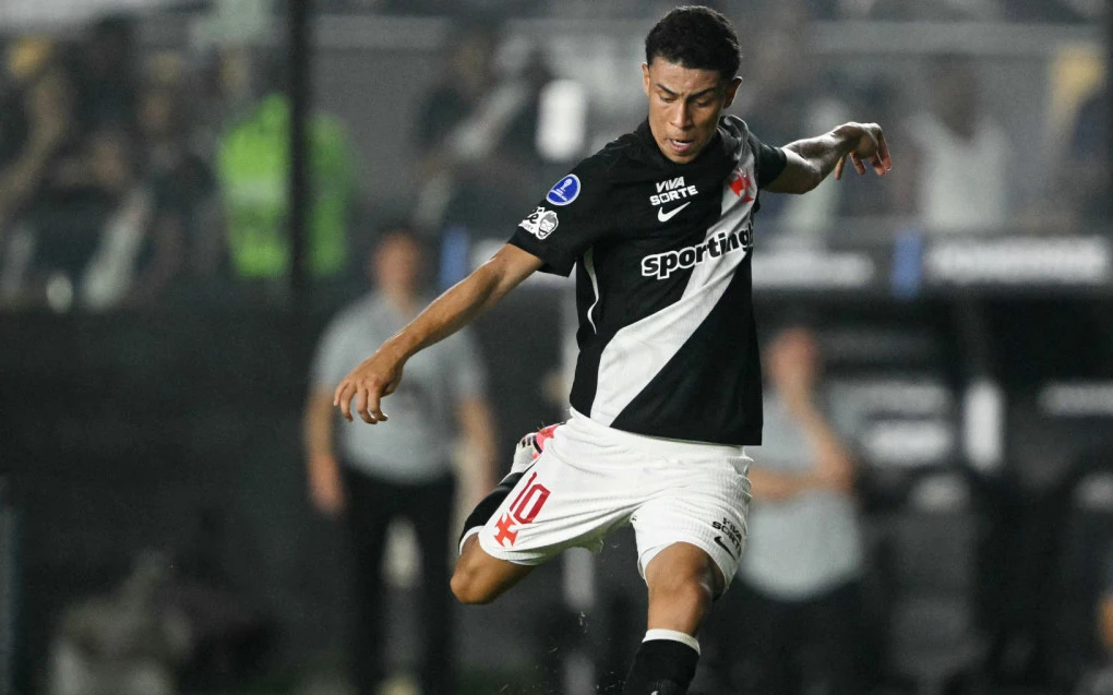 Johan Rojas, meia do Vasco, recupera-se de sobrecarga e fica à disposição